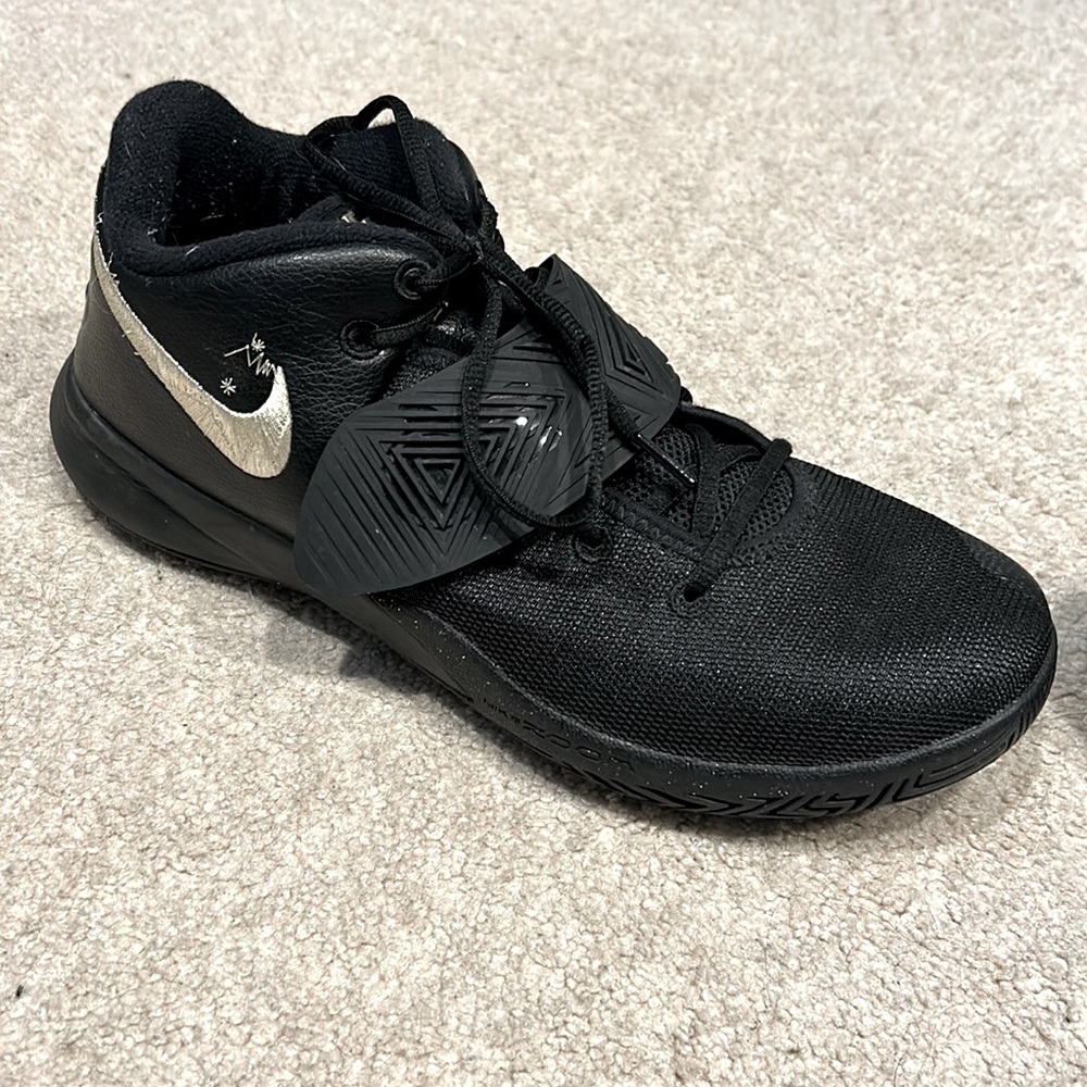 Mens Nike Kyrie Flytraps